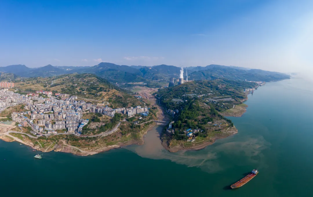 通江達(dá)海！徐工挖機(jī)助力萬(wàn)州現(xiàn)代物流樞紐港建設(shè)